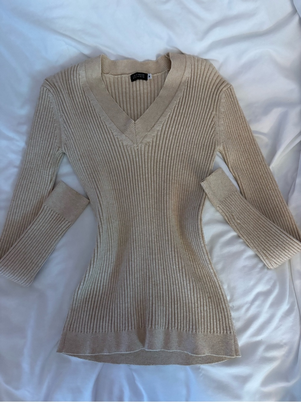 V-Neck Crème Sweater with Ribbed Design and Thick Material - Medium